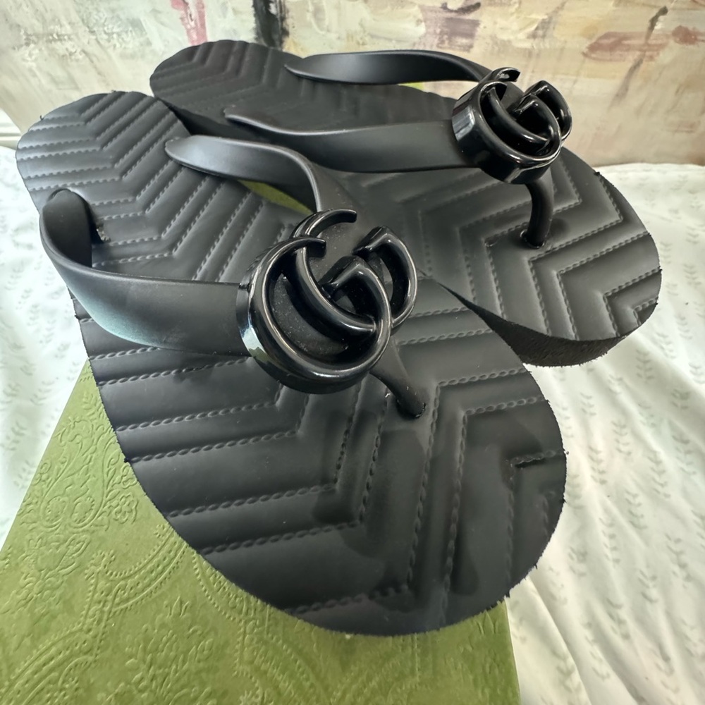 Gucci 37 flip flops